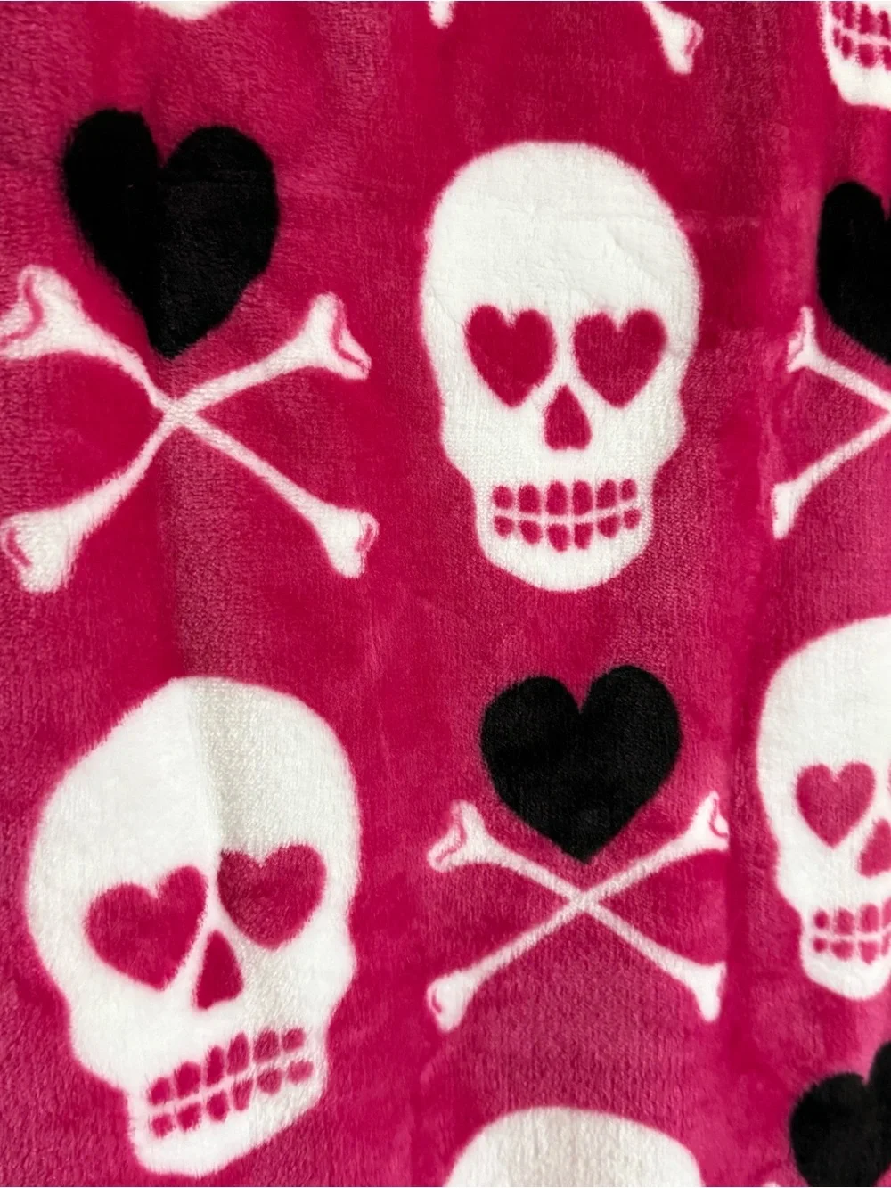 Betsy Johnson pink skull crossbones ultra soft plush throw blanket